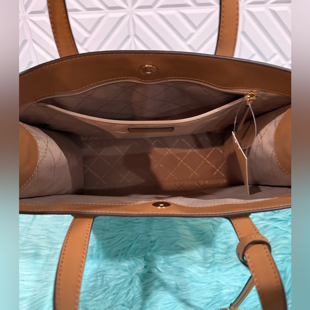 Michael Kors MAPLE Large NS Logo Tote Pale Peanut & White Signature Tote NWT - Picture 10 of 11